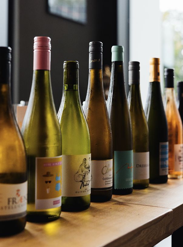 Aufgereihte Weinflaschen